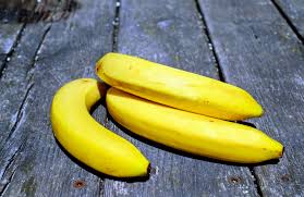 فوائد واستخدامات قشر الموز العديدة وبعض التحزيرات